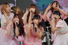 古川未鈴 with 妄想キャリブレーション（写真提供：ソニー・ミュージックレコーズ）