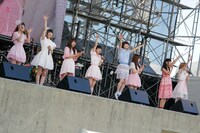 妄想キャリブレーションと、でんぱ組.incの古川未鈴、藤崎彩音、相沢梨紗。（写真提供：ソニー・ミュージックレコーズ）