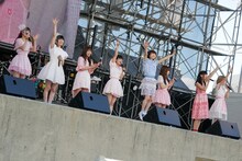 妄想キャリブレーションと、でんぱ組.incの古川未鈴、藤崎彩音、相沢梨紗。（写真提供：ソニー・ミュージックレコーズ）