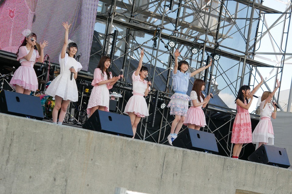 妄想キャリブレーションと、でんぱ組.incの古川未鈴、藤崎彩音、相沢梨紗。（写真提供：ソニー・ミュージックレコーズ）