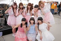 妄想キャリブレーションと、でんぱ組.incの古川未鈴、藤崎彩音、相沢梨紗。（写真提供：ソニー・ミュージックレコーズ）