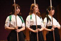 左から北野日奈子、衛藤美彩、堀未央奈。