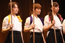 左から生駒里奈、若月佑美、新内眞衣。