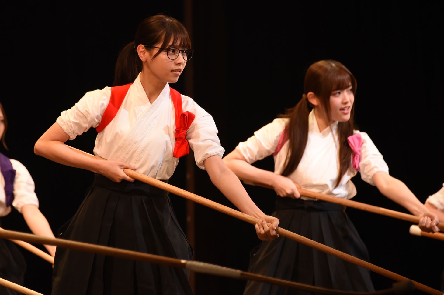 手前から西野七瀬、松村沙友理。