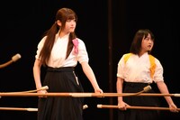 手前から松村沙友理、伊藤万理華。