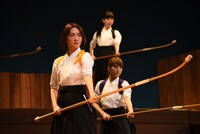 生駒里奈（手前）