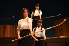 生駒里奈（手前）