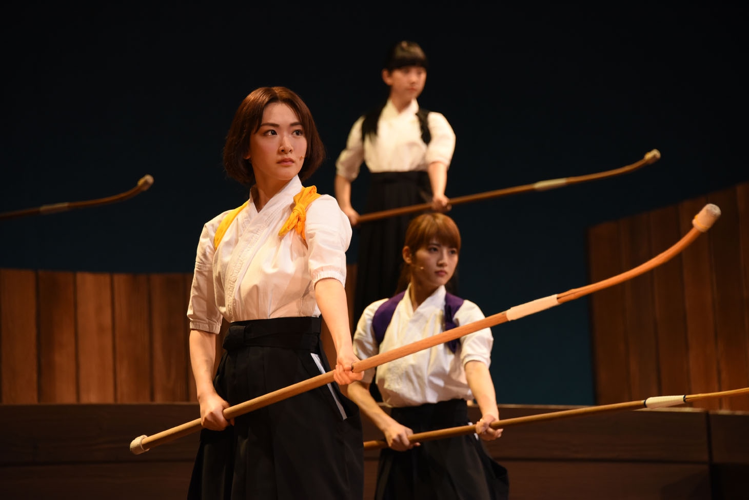 生駒里奈（手前）