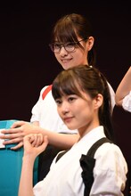 手前から生田絵梨花、西野七瀬。