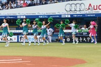 グラウンドに登場したモーニング娘。'17。