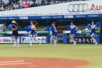 グラウンドに登場したモーニング娘。'17。