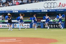 グラウンドに登場したモーニング娘。'17。