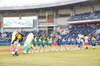 「セカパカダンス」を披露するモーニング娘。'17とマスコットキャラクターたち。