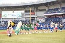 「セカパカダンス」を披露するモーニング娘。'17とマスコットキャラクターたち。