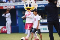 リーンちゃんにアテンドされピッチャーマウンドに向かう少年。