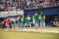 グラウンドへと登場したモーニング娘。'17。