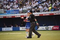 審判にアテンドされピッチャーマウンドへと向かう牧野真莉愛投手。