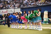 牧野真莉愛の投球を見守るモーニング娘。'17メンバー。