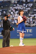 審判の「プレイボール！」の声に緊張の面持ちの牧野真莉愛投手。