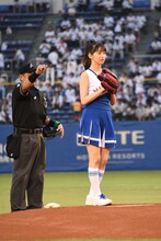 審判の「プレイボール！」の声に緊張の面持ちの牧野真莉愛投手。