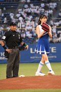 自前のグローブにボールを収め狙いを定める牧野真莉愛投手。
