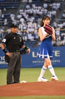 自前のグローブにボールを収め狙いを定める牧野真莉愛投手。