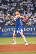 オーバースローで投球する牧野真莉愛投手。