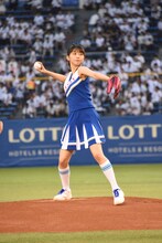オーバースローで投球する牧野真莉愛投手。