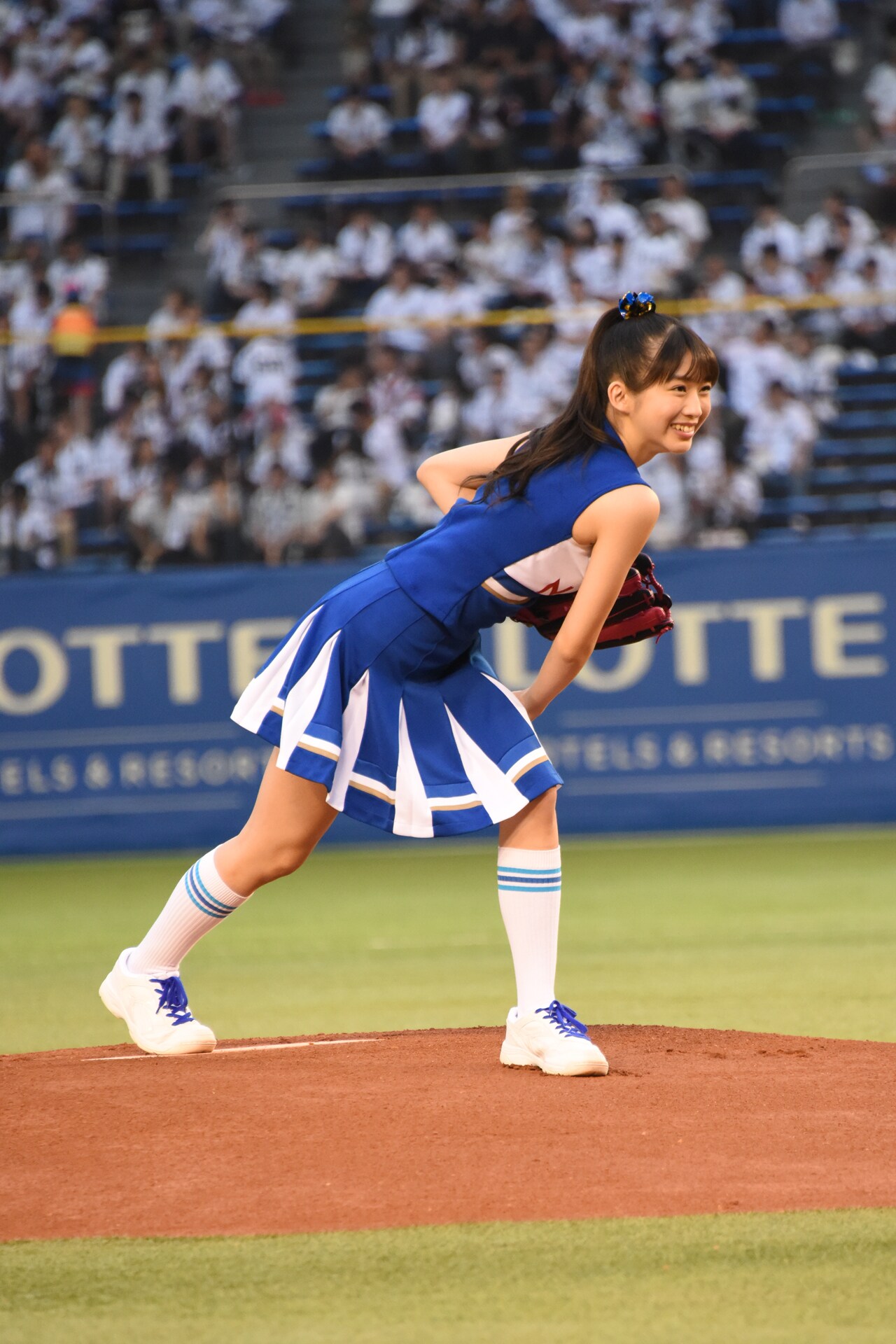 2017年5月、「日本生命セ・パ交流戦 2017」の始球式でピッチングを披露した牧野真莉愛。