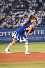 ノーバウンドでキャッチャーミットの中にボールが収まり、笑顔を見せる牧野真莉愛投手。