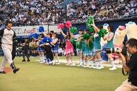 牧野真莉愛投手がストライクを決め、歓喜するモーニング娘。'17メンバー。