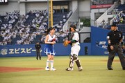 自身が投げたボールをキャッチャーの田村龍弘選手から受け取る牧野真莉愛投手。