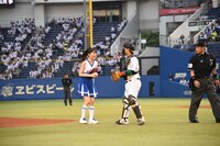 自身が投げたボールをキャッチャーの田村龍弘選手から受け取る牧野真莉愛投手。