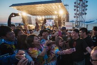 客席に降りて「写真を撮れ！」と叫ぶ泉谷しげる。（写真提供：阿蘇ロックフェスティバル）