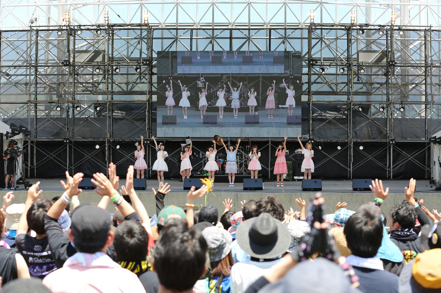 妄想キャリブレーションと、でんぱ組.incの古川未鈴、藤崎彩音、相沢梨紗。（写真提供：阿蘇ロックフェスティバル）
