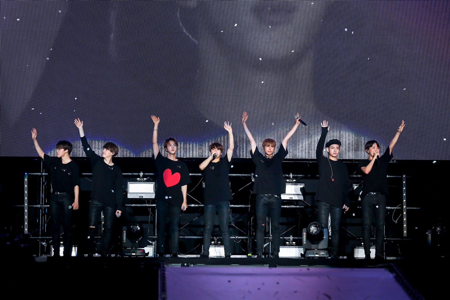 「2017 BTS LIVE TRILOGY EPISODE Ⅲ THE WINGS TOUR ～Japan Edition～」初日公演の様子。