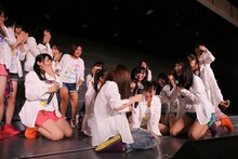 荻野由佳（NGT48チームNIII）の「AKB選抜総選挙」速報1位に歓喜するNGT48メンバー。(c)AKS