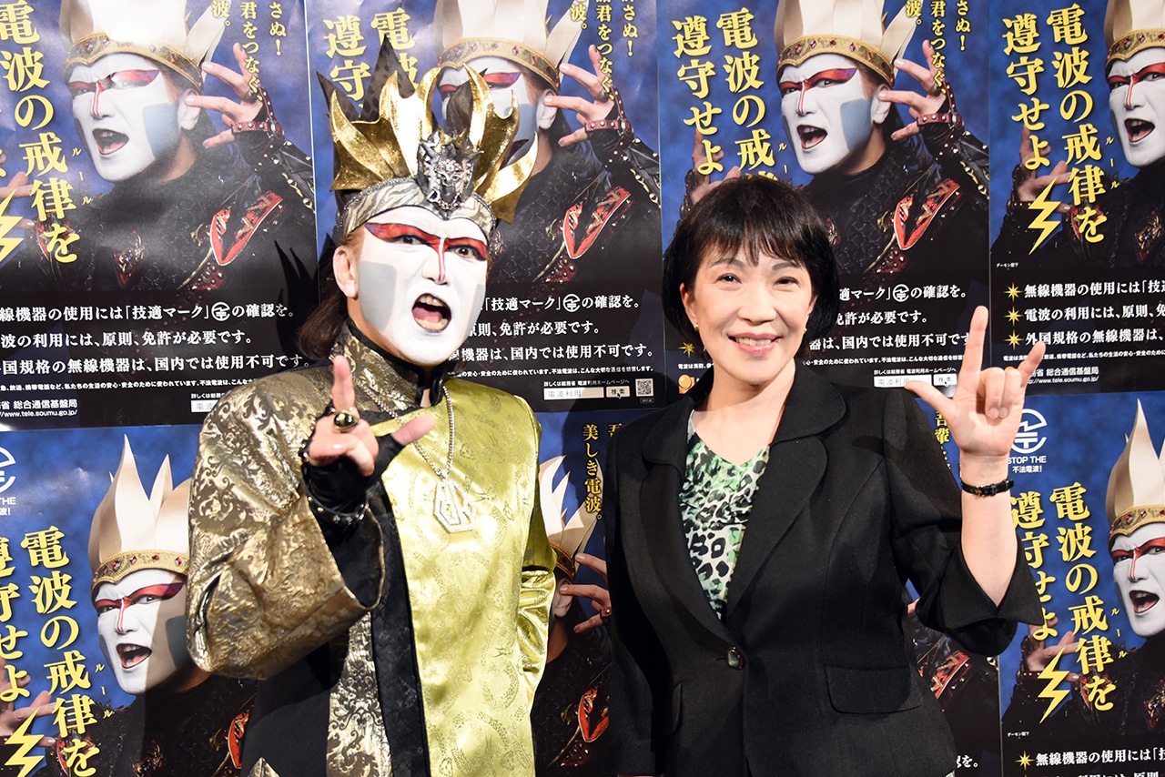 デーモン閣下と高市早苗総務大臣。