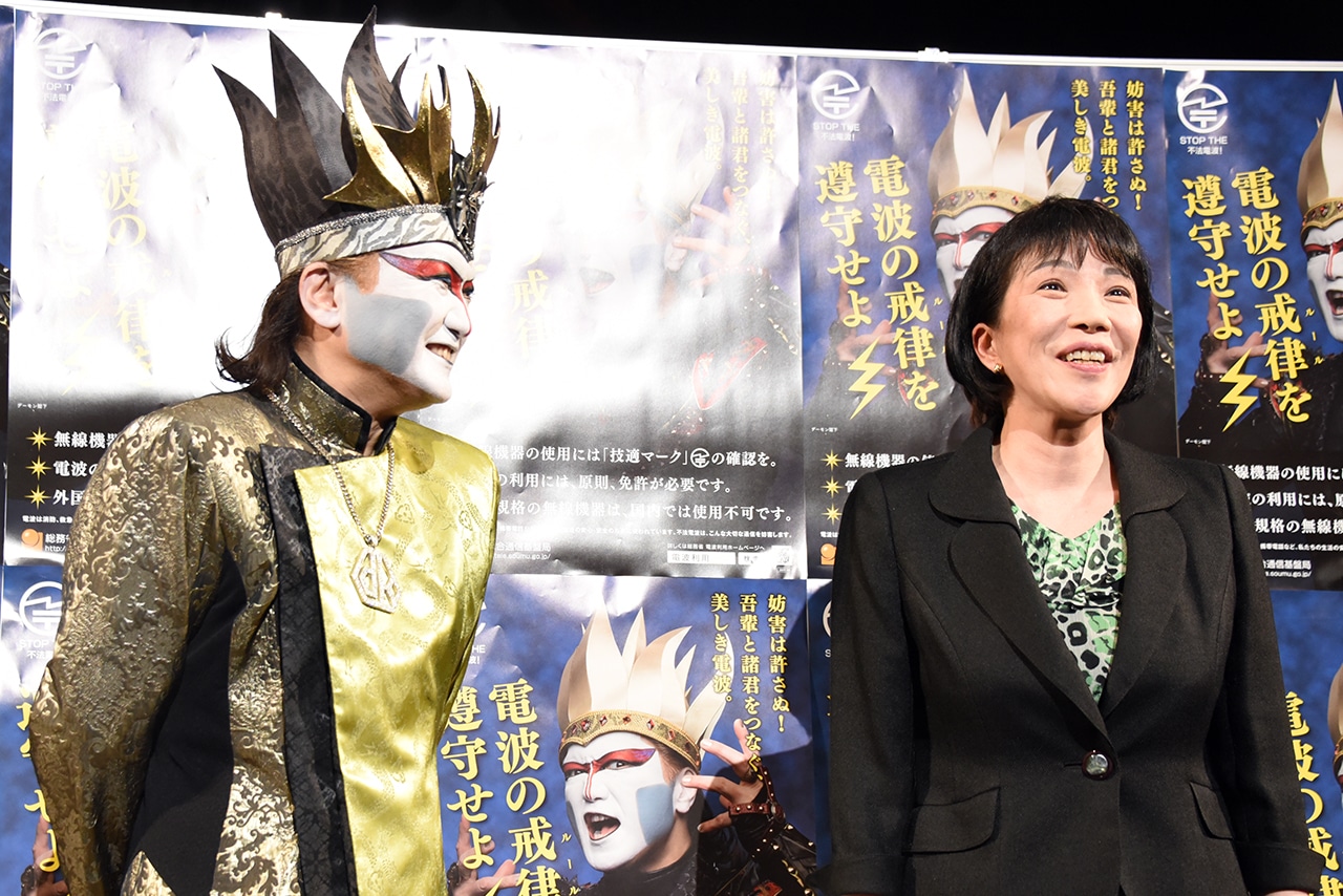 デーモン閣下と高市早苗総務大臣。
