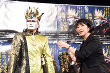 デーモン閣下とエアドラムを叩く高市早苗総務大臣。