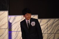 ステージ袖から現れた星野源。