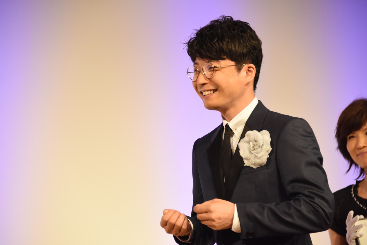 トロフィーを待つ星野源。