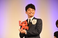 トロフィーを持った星野源。