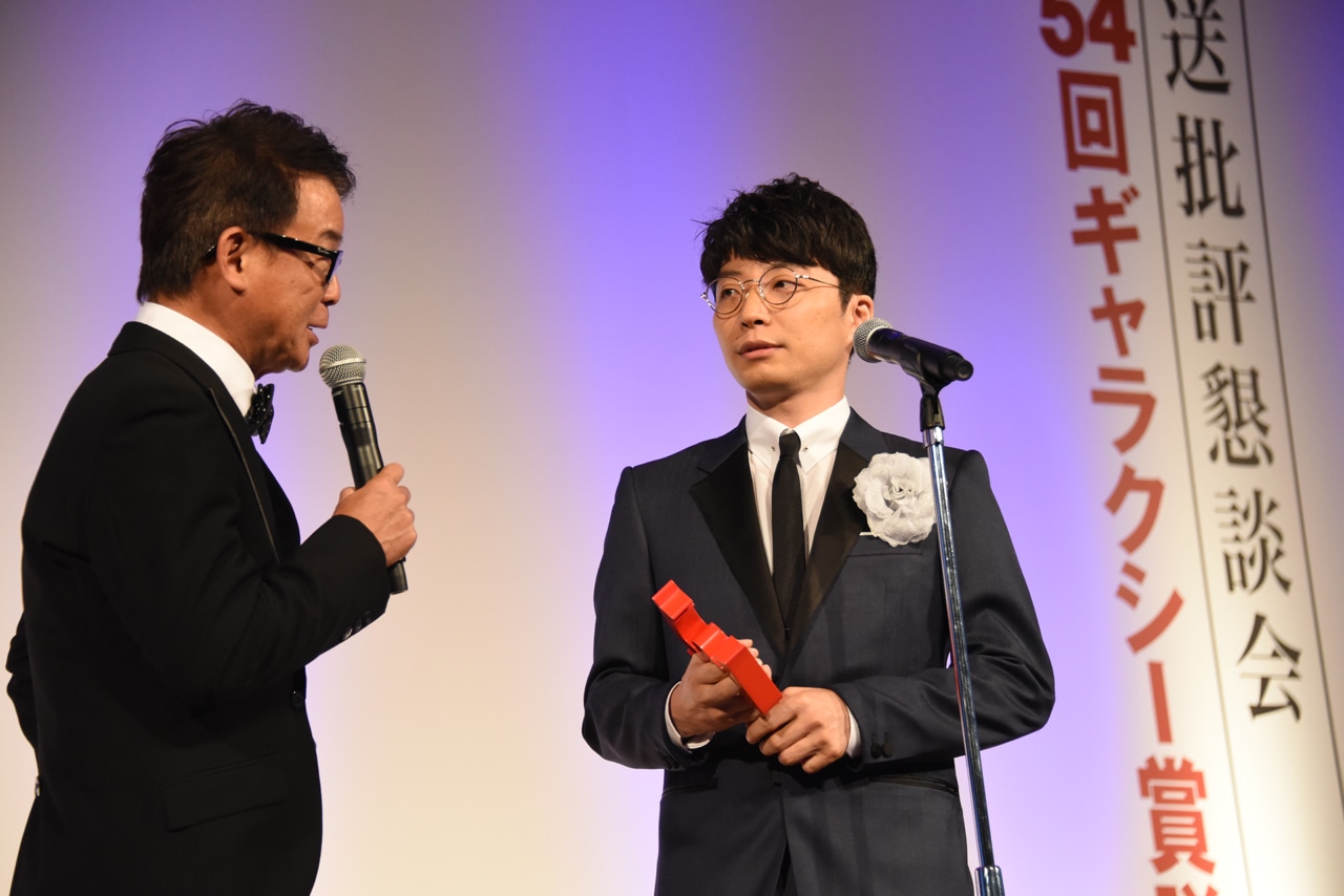 横山雄二アナウンサーと会話をする星野源（右）。