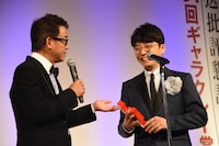 横山雄二アナウンサーからお祝い金の金額が少ないことを指摘され苦笑いを浮かべる星野源（右）。