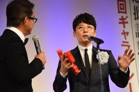 「2万円でどれだけ素敵なビデオが買えるか」を熱弁する星野源（右）。