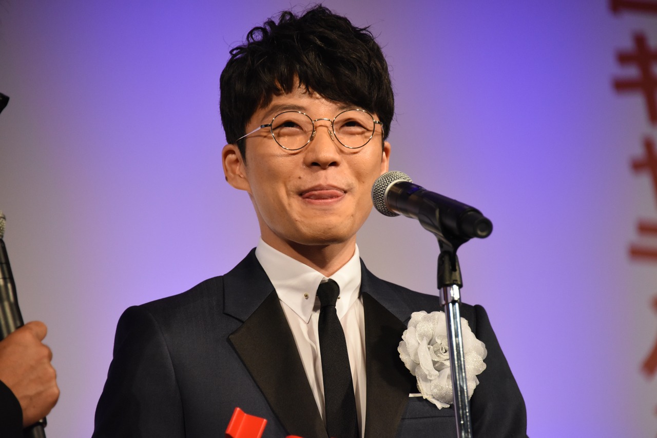 上唇を舐める星野源。