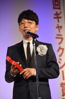 トロフィーを手にスピーチを行う星野源。