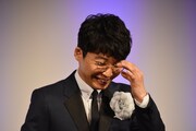 メガネの位置を直す星野源。