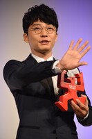 目線の位置を確認する星野源。